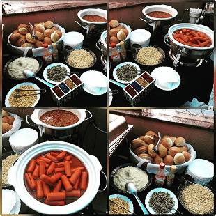 Foto de uma mesa cheia de lanches e salgados deliciosos!